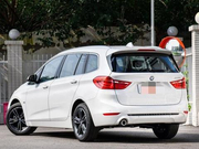 而宝马旗下的这款车，全系标配全景天窗，带真皮方向盘才27万