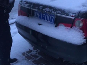 5万铃木现东北，车牌007本不会在意，但路人行为实在吸睛！