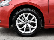 更适合年轻人的国产家用轿车，标配皮质座椅和中控屏，才6万起