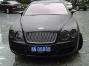 同一副600万牌照同时挂3辆车上，网友：这是炫富的节奏吗？