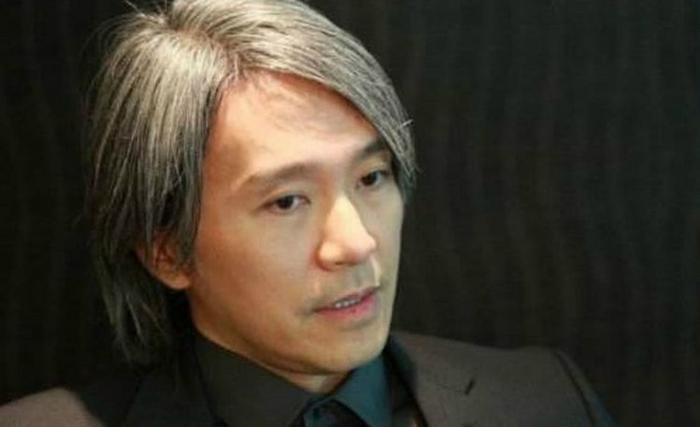 周星驰一生5张最珍贵的合影，越到后面笑得越来越勉强。