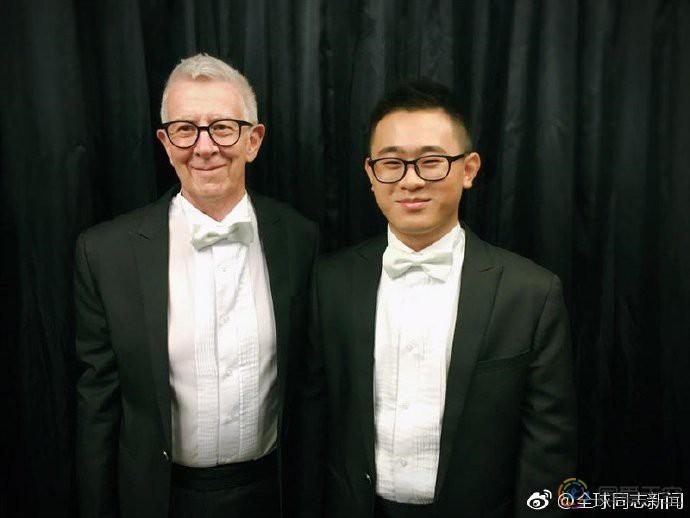 台湾24岁青年与75岁英国男友办婚礼
