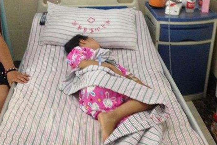 12岁女孩乳房发育巨大，去医院检查后，母亲怒将奶奶赶出家门