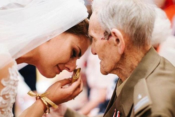 94岁二战英雄陪孙女走红毯2天后离世，最大心愿：守护国家守护你