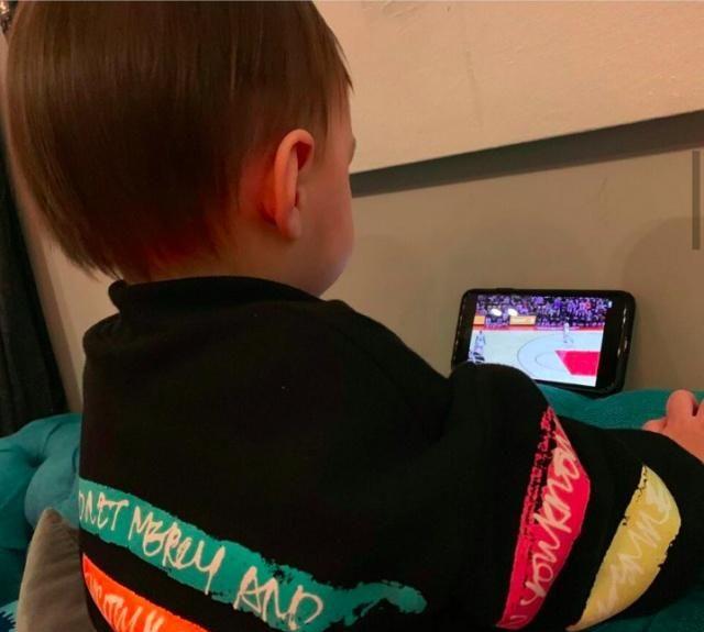 周杰伦晒儿子看篮球画面超认真，小小周爱体育爱音乐像爸爸