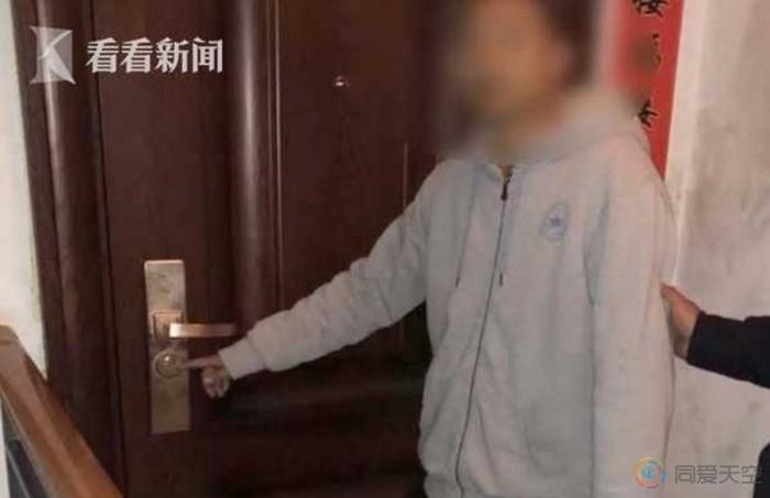 潜邻居家装镜头偷拍 大叔被发现：因为喜欢肌肉男