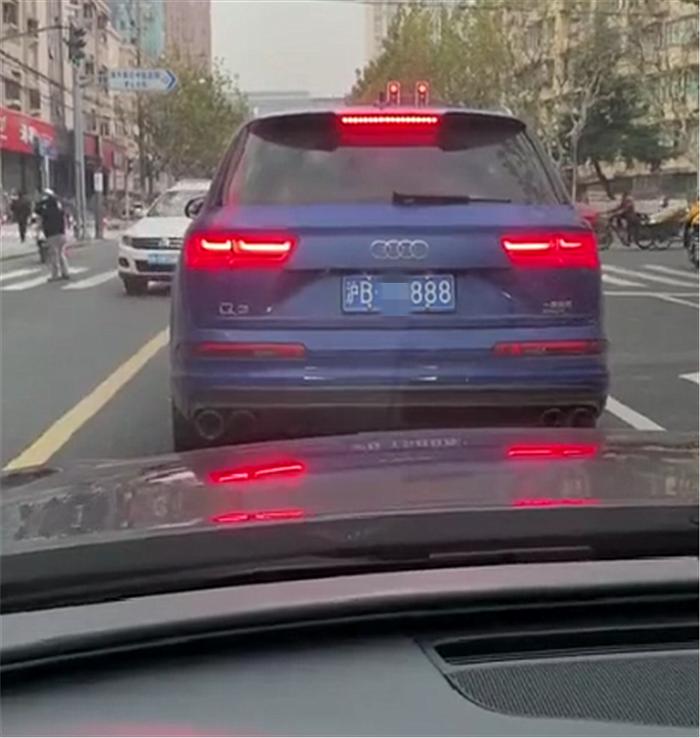 57万奥迪Q7现上海，挂三连号车牌，尾部却贴“Q3”的标识！