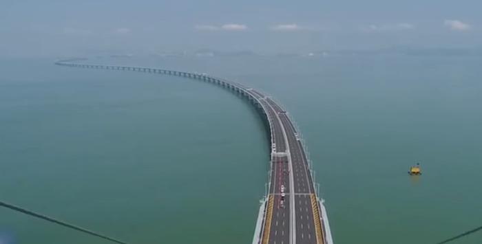 这座奇葩大桥全长918米，耗时100年才建成，不给车过只给船走​