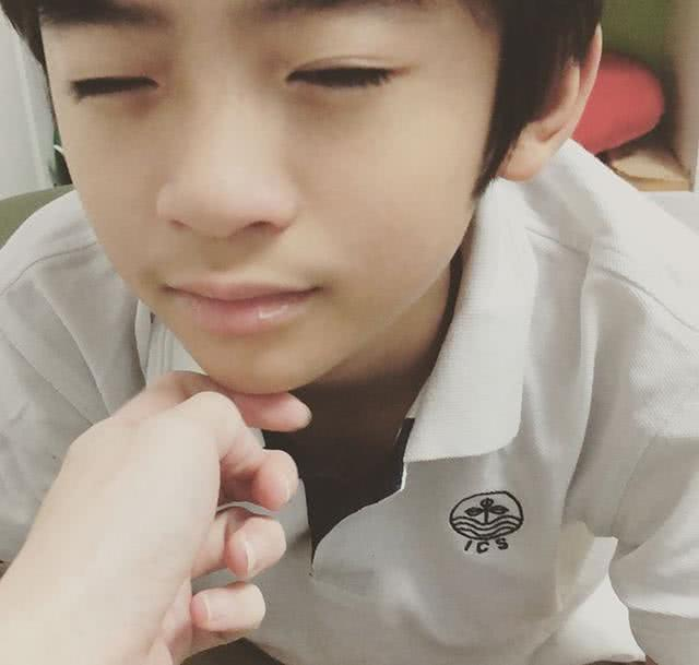 张柏芝大儿子11岁了, 长高这么多, 像谢霆锋的脸蛋, 又精致了!