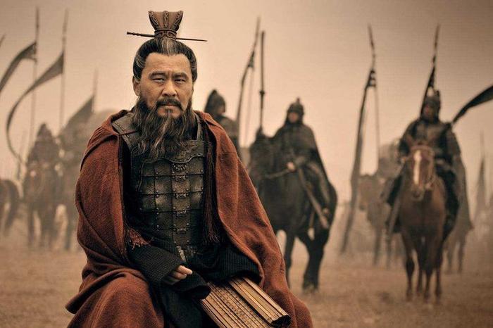 三国里忠心汉室的荀彧，为什么要为投靠曹操为其出谋划策？