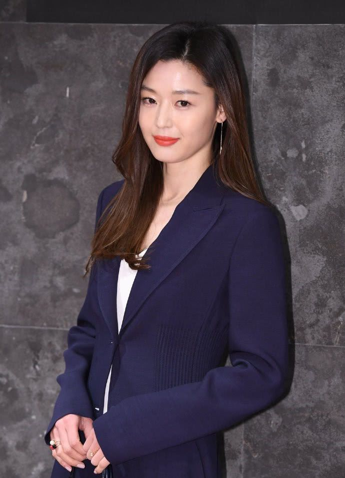 全智贤的身高不假，穿深色大衣配白裙，穿出大个子的气场和风范！