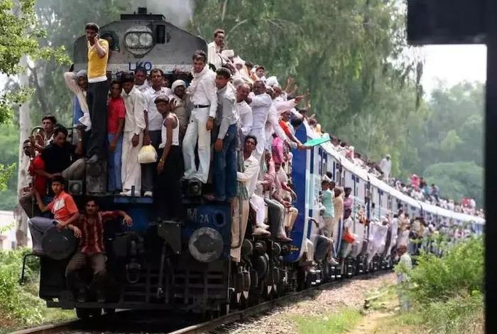 印度“挂火车”真实存在？为什么去过印度的游客都没见过