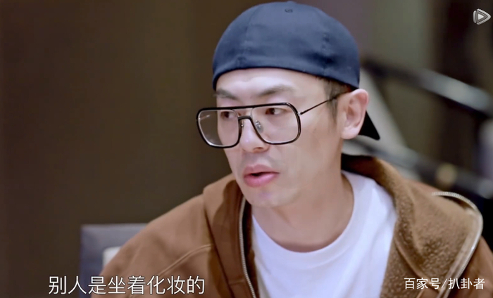 朱亚文拍戏曾4天4夜没睡,太累躺着化妆,白宇太火一天跑3场活动