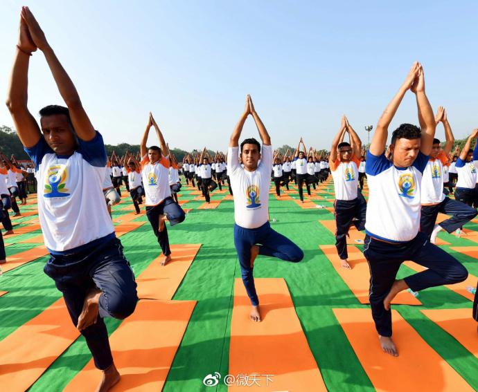泛亚电竞莫迪带5万人练瑜伽：这是印度给世界的礼物(图1)
