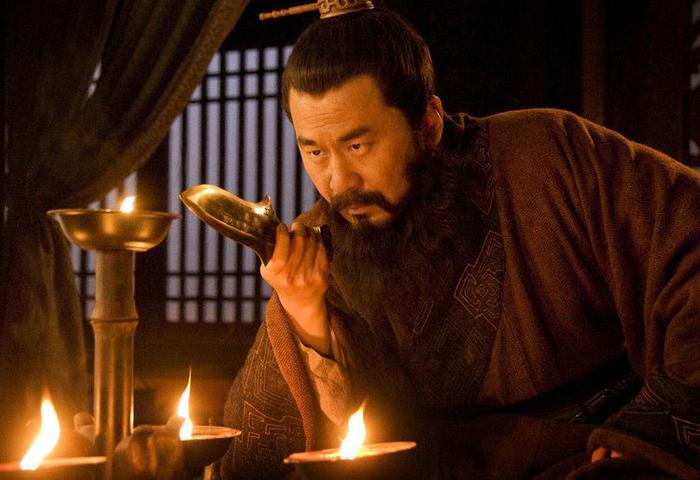 三国里忠心汉室的荀彧，为什么要为投靠曹操为其出谋划策？