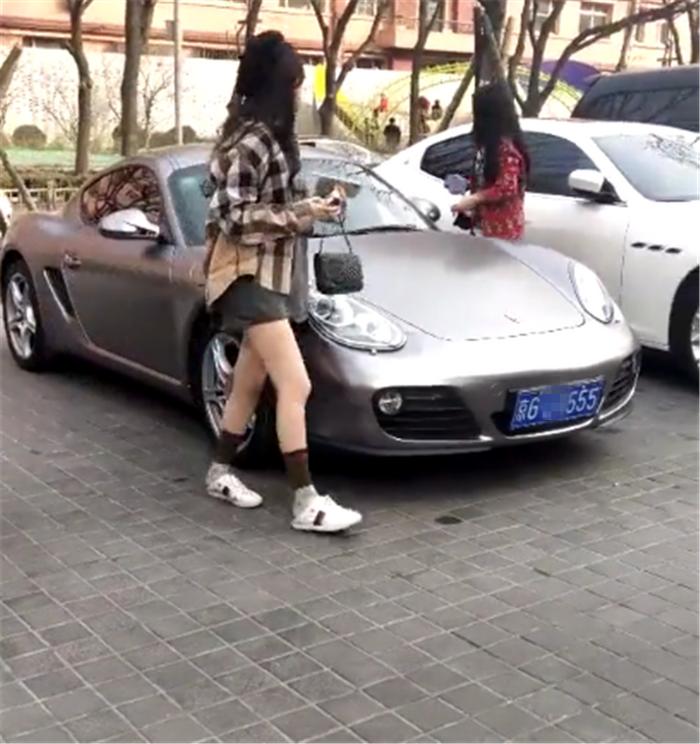 北京实拍55万保时捷，车牌555，但女车主与其闺蜜才是亮点！