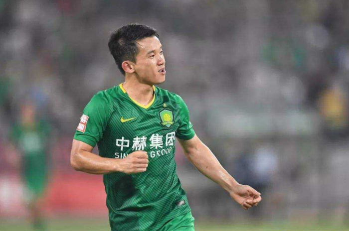 前国足主力后腰在国安沦为替补，主帅宁用吕鹏首发也不让他踢主力