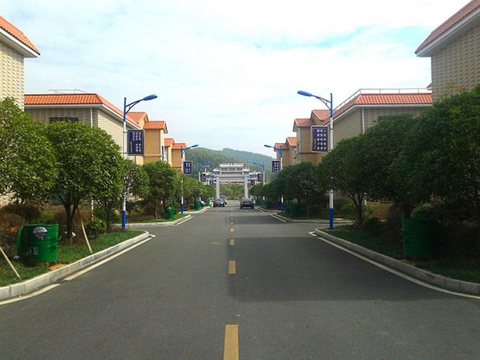 湖南郴州宜章县一个大镇，和广东接壤，是县内唯一的全国重点镇