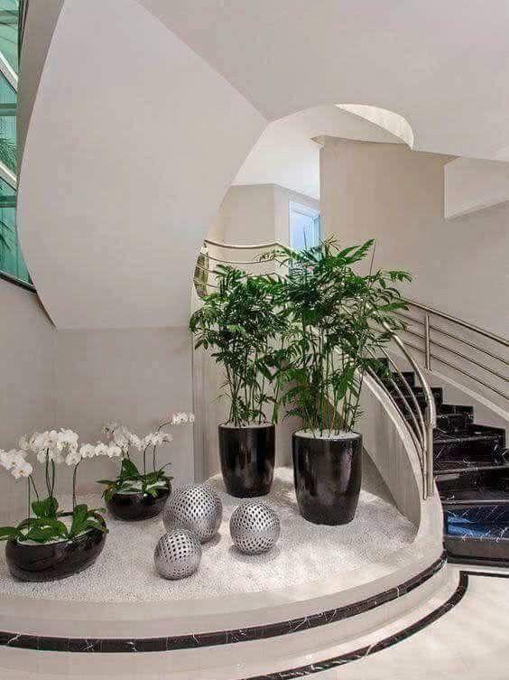 楼梯下方只有1平米？别浪费了！撒点鹅卵石种草养花，变迷你花园