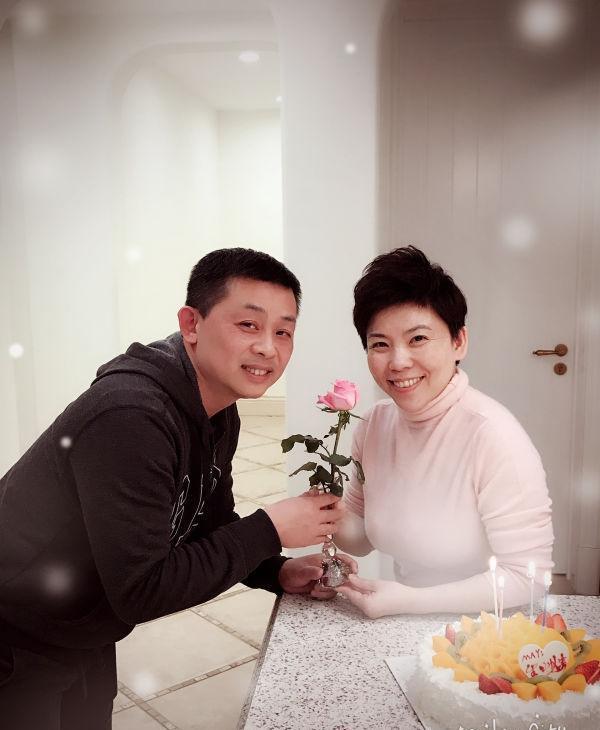 邓亚萍12岁儿子近照，乒乓球天赋很高，身高超过妈妈，国籍引争议
