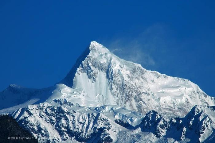 南迦巴瓦峰主峰西南坡。拍摄点:墨脱县背崩大山