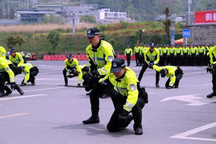 帅气！全省第一支全能型“遵义交警铁骑队”震撼亮相！