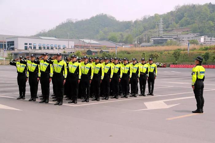 帅气！全省第一支全能型“遵义交警铁骑队”震撼亮相！