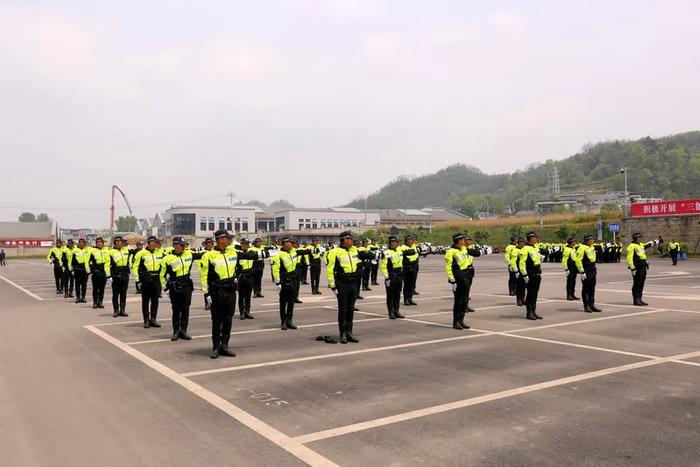 帅气！全省第一支全能型“遵义交警铁骑队”震撼亮相！