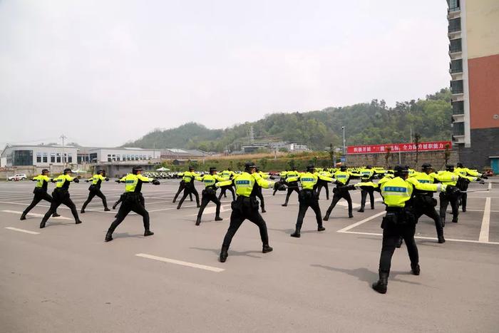 帅气！全省第一支全能型“遵义交警铁骑队”震撼亮相！