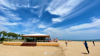 北戴河新區(qū)的海邊，有一座孤獨(dú)的咖啡館，空調(diào)屋、冰咖啡