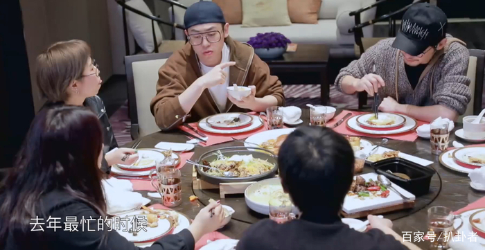 朱亚文拍戏曾4天4夜没睡,太累躺着化妆,白宇太火一天跑3场活动