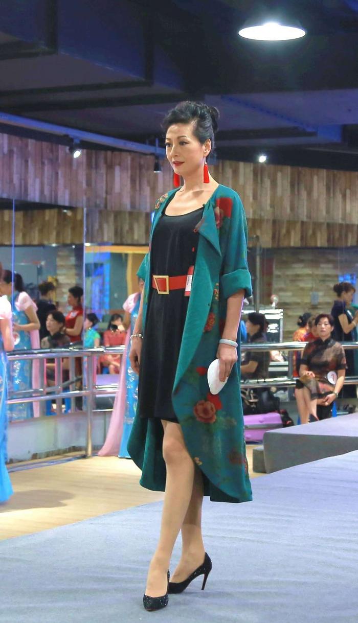 旗袍模特国家队入选仪式在青岛举行，百名佳丽秀旗袍美韵