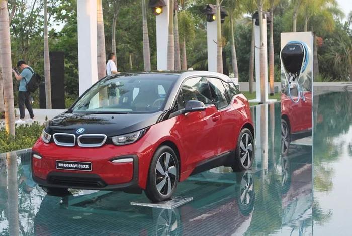 BMW三款新能源车齐登场 FE赛场上演风驰“电”掣