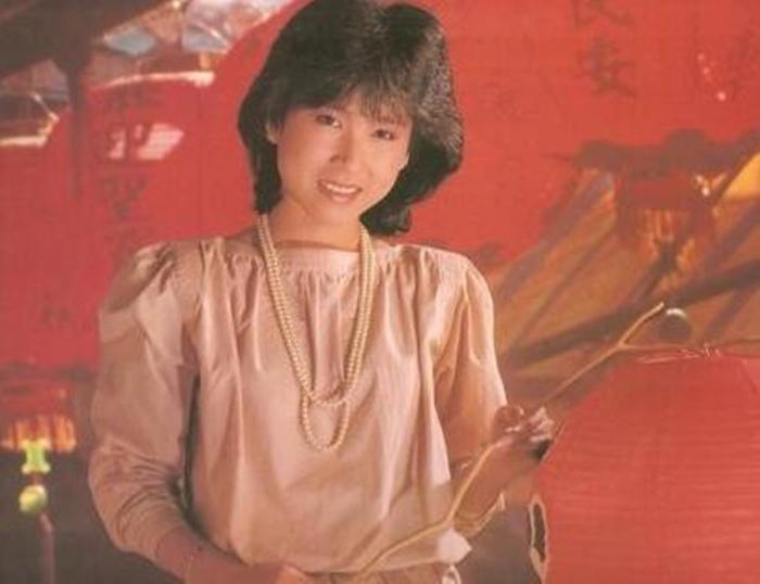 她曾是台湾玉女歌手，为爱退隐却遭丈夫背叛，今56岁单身却很潇洒