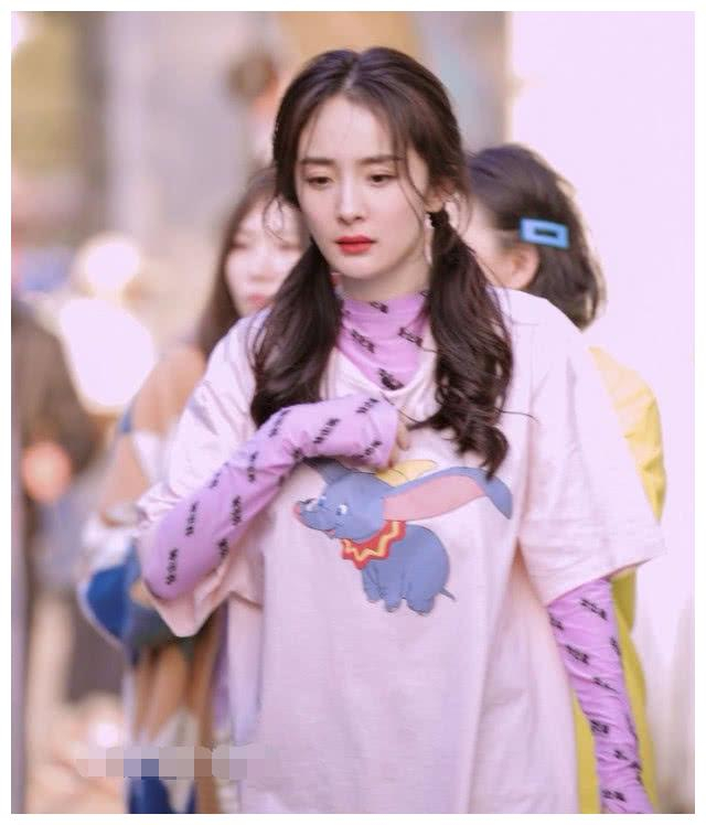 杨幂这少女人设要走到底了,双马尾搭“小飞象衫”,嫩过18岁