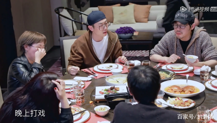 朱亚文拍戏曾4天4夜没睡,太累躺着化妆,白宇太火一天跑3场活动