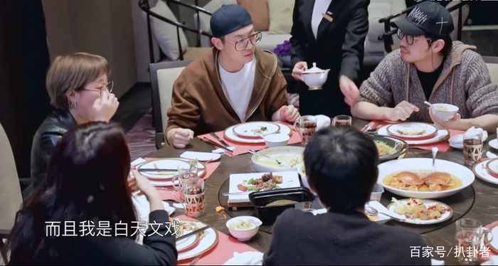 朱亚文拍戏曾4天4夜没睡,太累躺着化妆,白宇太火一天跑3场活动