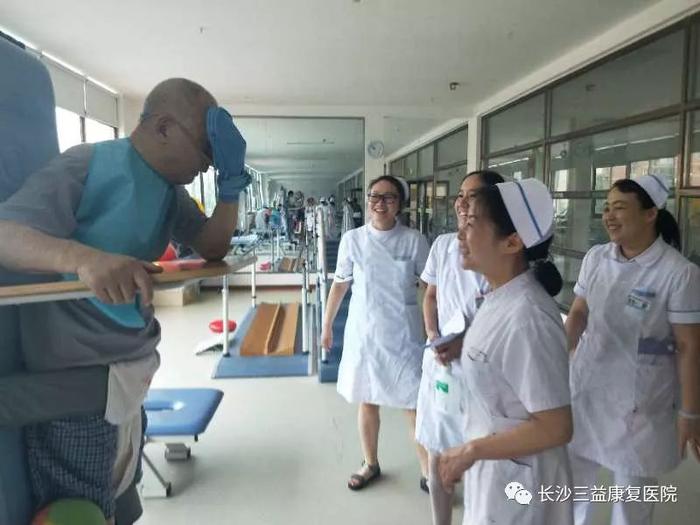 长沙市中心医院瞿护士长及团队受邀来三益康复医院指导护理工作
