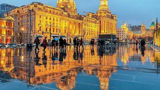 雨夜中上海外滩的迷人倒影