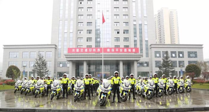 帅气！全省第一支全能型“遵义交警铁骑队”震撼亮相！