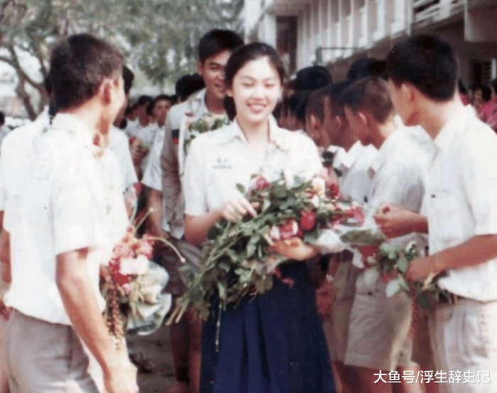 英拉年轻时候到底有多美？男同学排队给她送花，选美一举夺冠军！