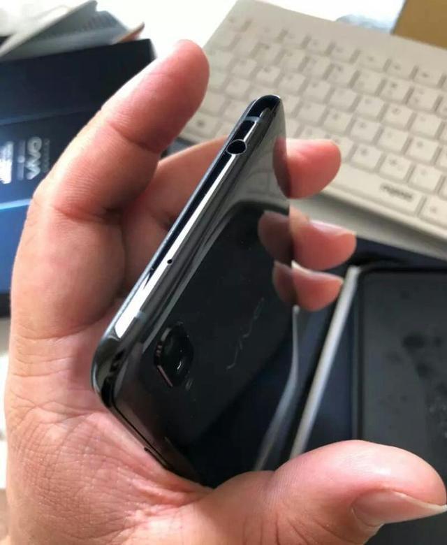 镜面背壳，骁龙660AIE加持，装配6G大内存，1750元vivo X21简评
