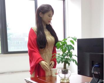 美女机器人“佳佳”,图片来源:百度百科