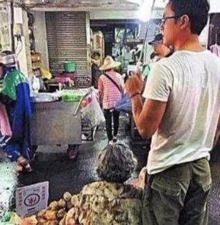 他曾经比吴奇隆还火，追了刘诗诗8年无果，如今街头卖红薯