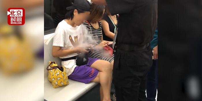 女子地铁里抽电子烟 被乘客劝阻后怒怼:这是烟