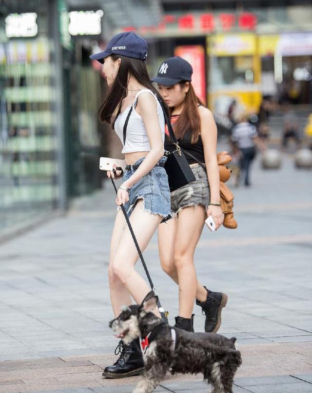 街拍美女：美女一袭白裙仙气飘飘，气质出众，一种异域风情的美