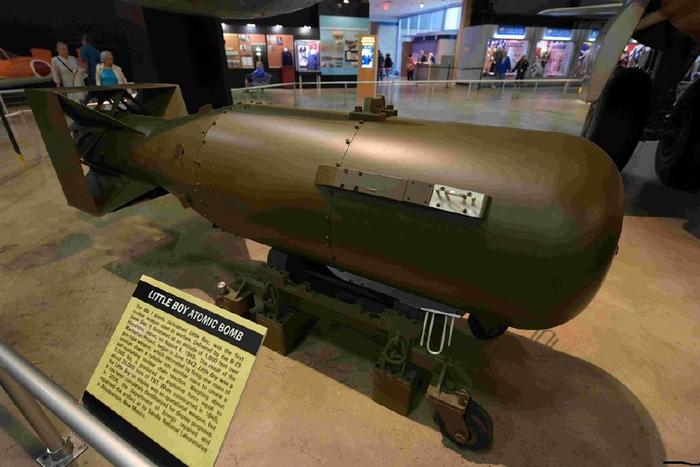 二战时，美国扔了三颗核弹，一颗没爆炸，被日本偷偷给了这个国家