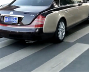 750万迈巴赫转弯进入主干道，保时捷直行，却停车避让转弯车！