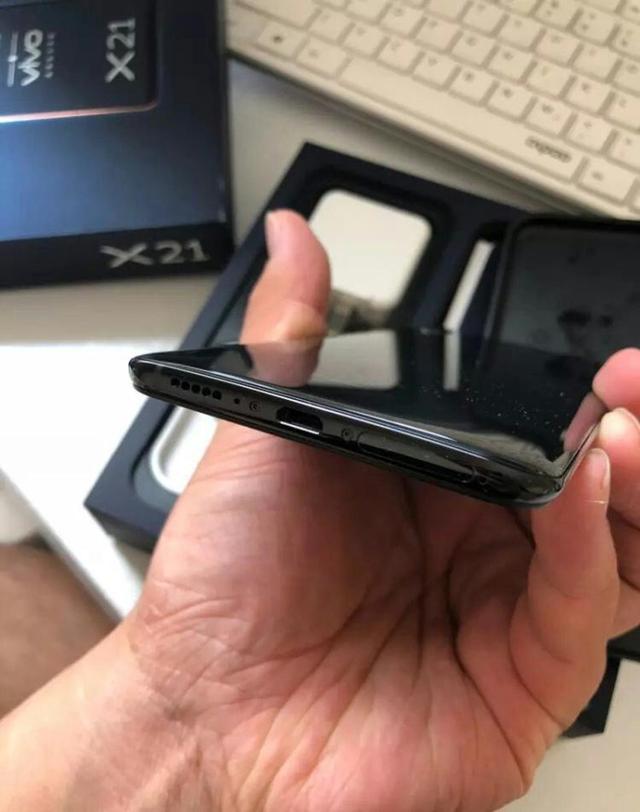 镜面背壳，骁龙660AIE加持，装配6G大内存，1750元vivo X21简评