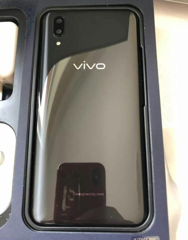 镜面背壳，骁龙660AIE加持，装配6G大内存，1750元vivo X21简评